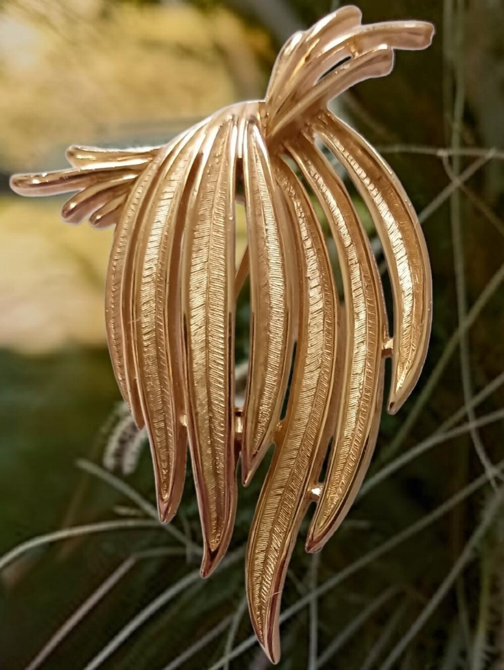 Crown Trifari Cordelia Brooch Pin Brushed Gold Tone Spill Waterfall Fireworks